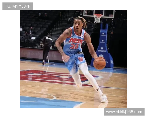 克拉克斯顿迎来生涯首次三双表现出色砍下18分11篮板12助攻可喜可贺